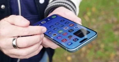 خطوات تنظيف شاشة الموبايل لمنع نقل البكتيريا