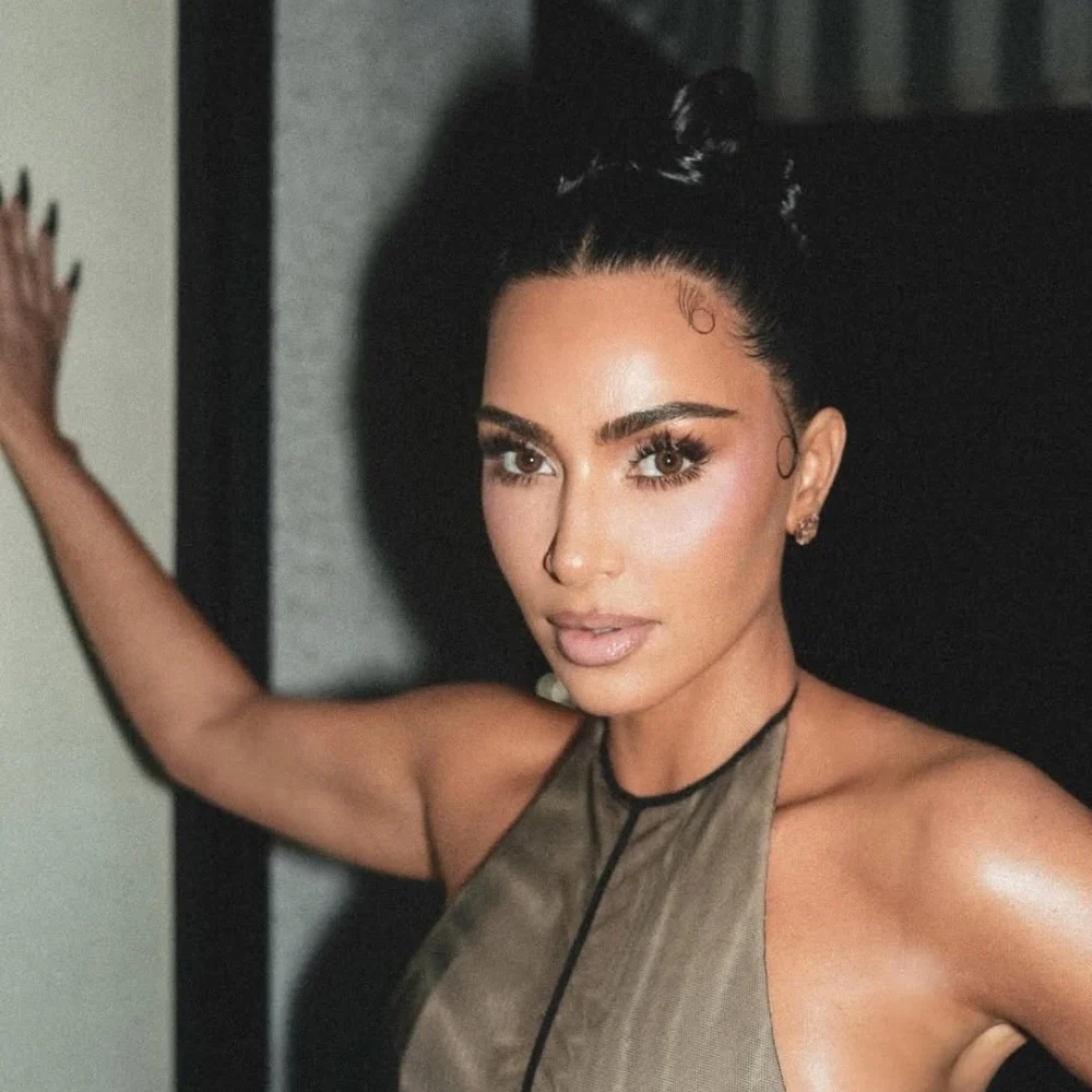 كيم كارداشيان تحتفل بعيد ميلادها: كيف تحوّلت إلى صانعة صيحات جمال عالمية؟