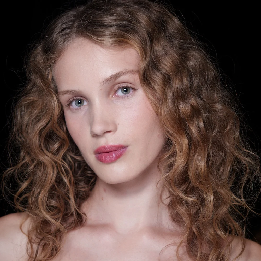 مستحضرات مكياج وردية تبرز قوة النساء في أكتوبر الوردي