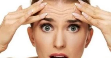 5 أخطاء يومية تزيد تجاعيد البشرة من وضعية النوم إلى التعرض للشمس