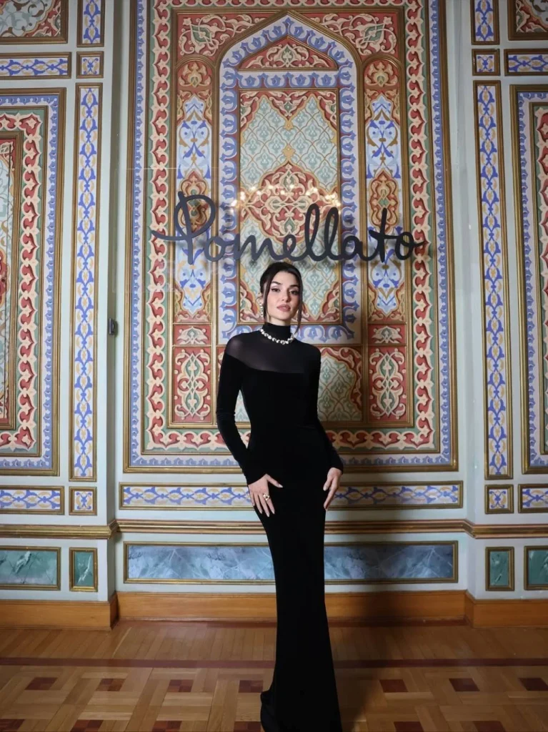 هاندا ارتشيل تتألق بفستان أسود ومجوهرات Pomellato