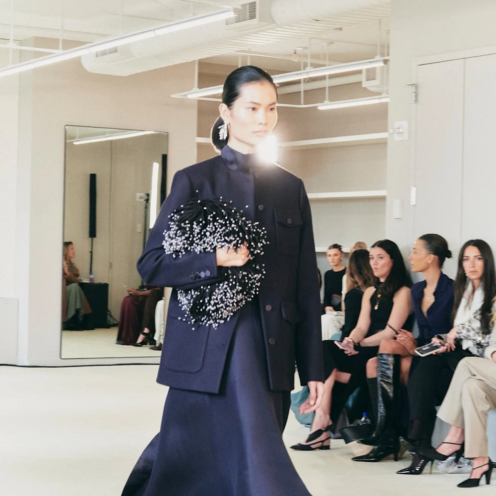 الأزرق الداكن يسيطر على صيحات خريف وشتاء 2025