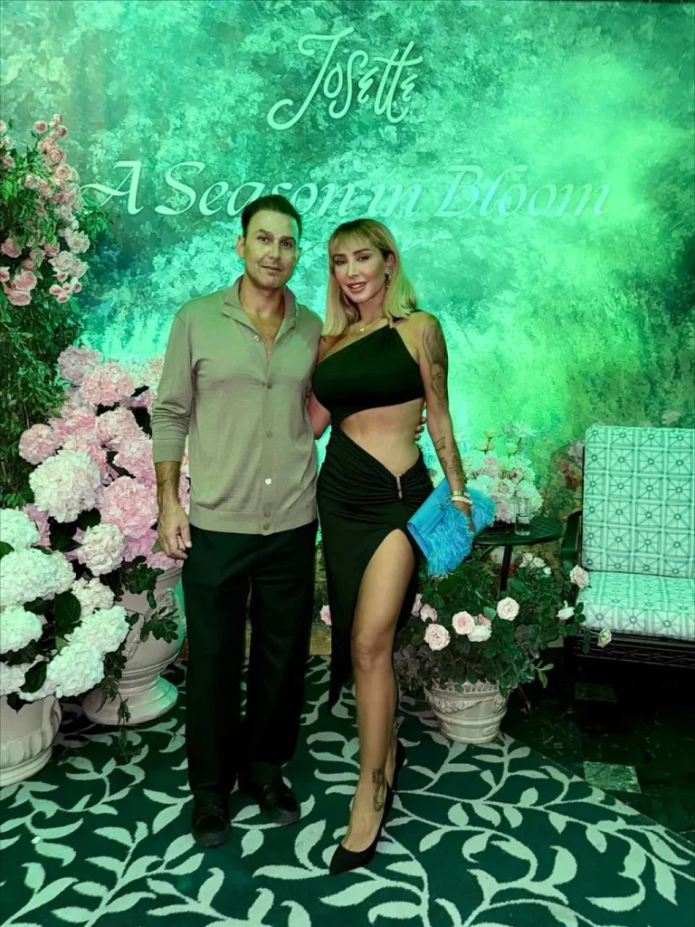 جويل ماردينيان تتألق بفستان جريء وحقيبة ناعمة