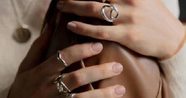 كيف تختارين الإكسسوارات المثالية لستايلك وبشرتك؟ 4 قواعد سهلة