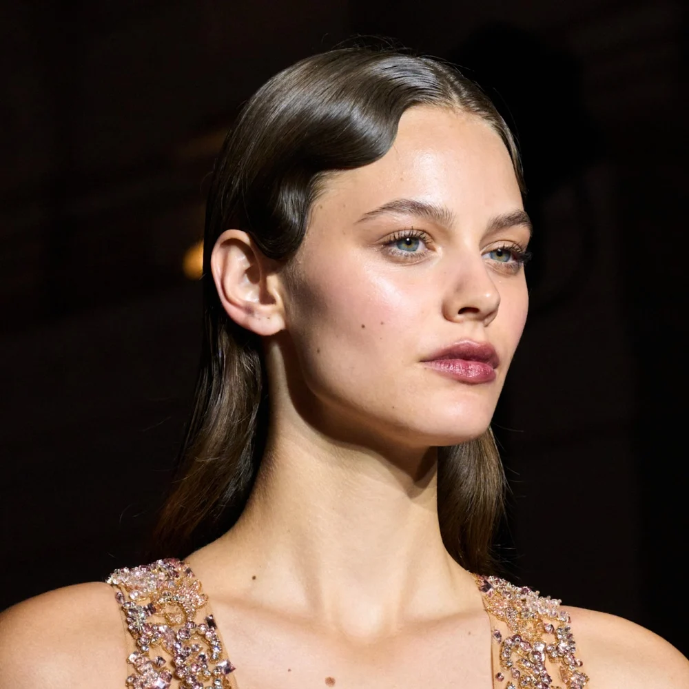 أحدث تسريحات الشعر مع الغرة الريترو بأسلوب عصري