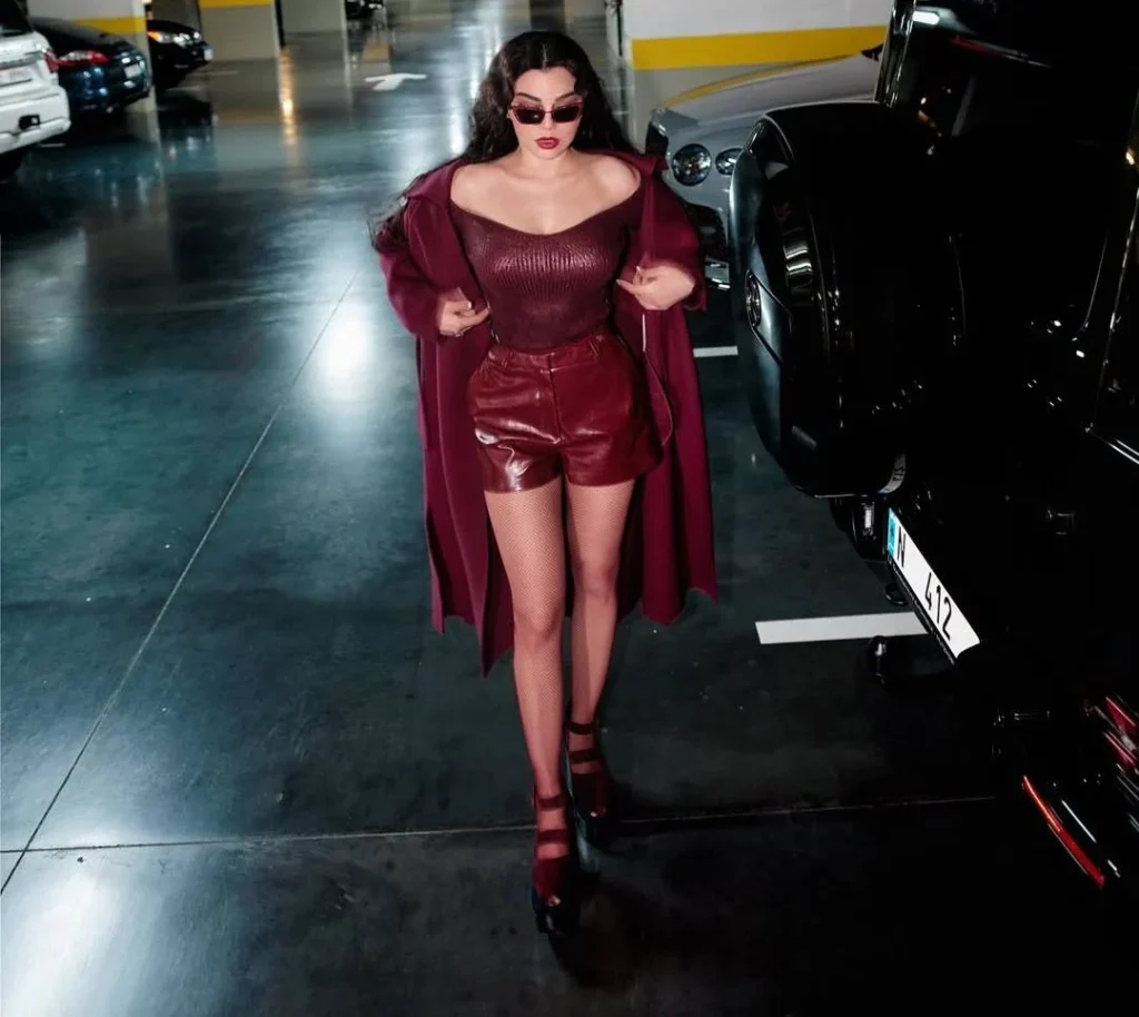 تألقي بإطلالة مونكرومي أنيقة لهيفاء وهبي