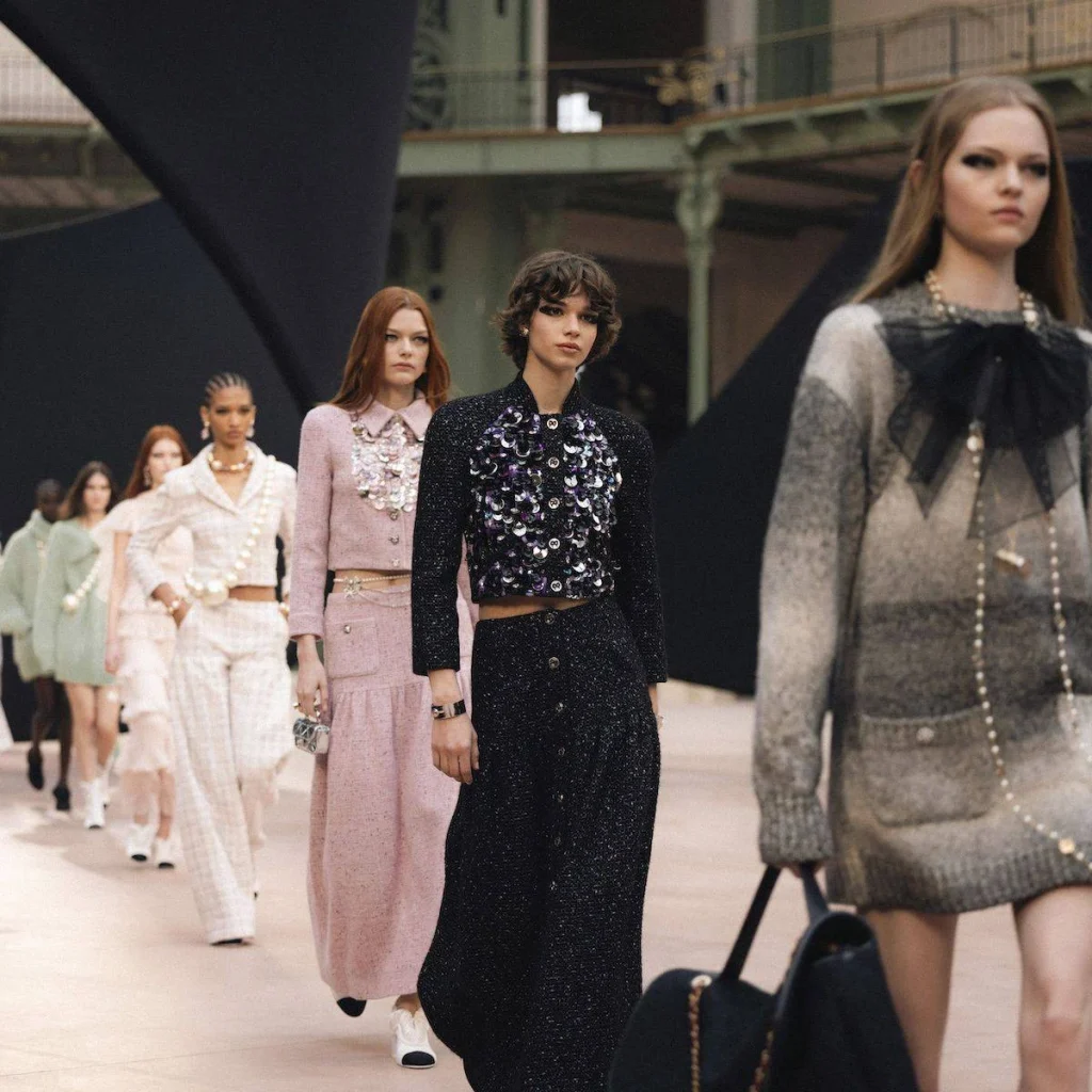 أناقة واقعية بروح شانيل… التويد يعود بحلة جديدة