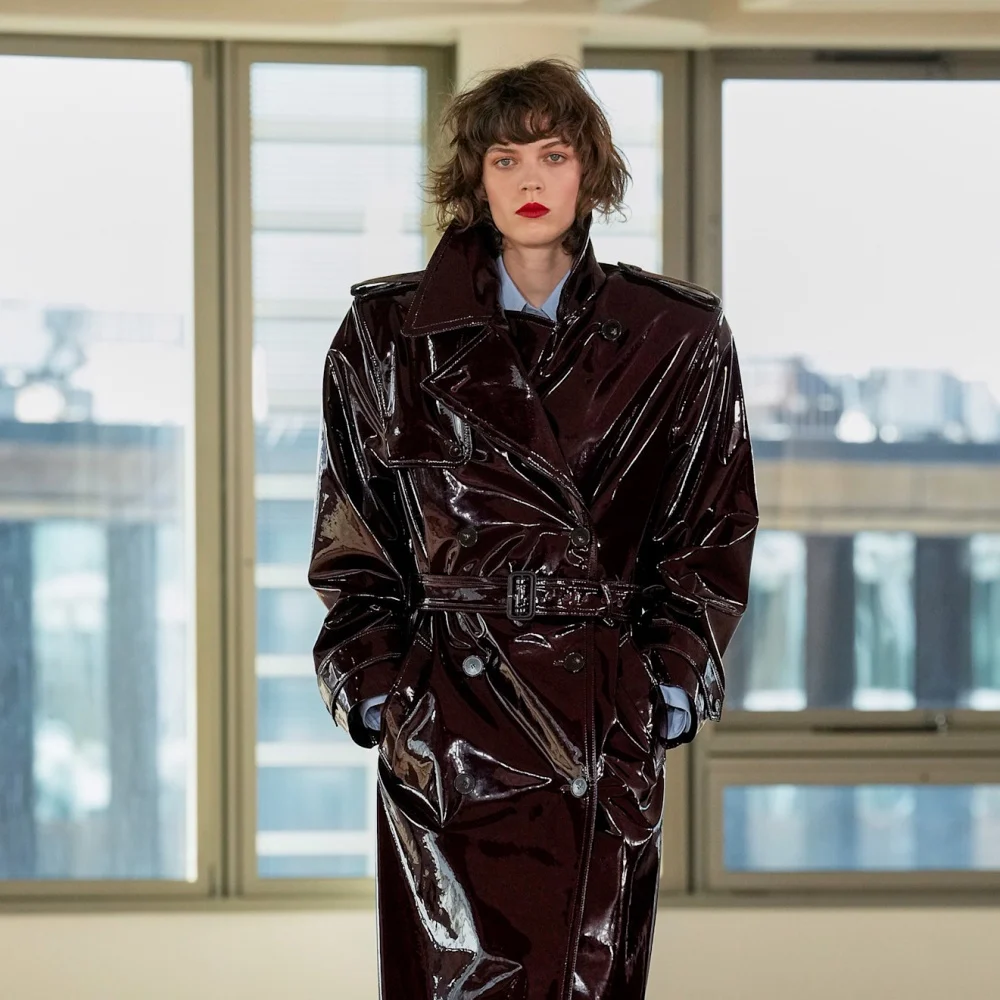 معطف الترنش يرفع أناقتك ولا تبطل موضته أبداً