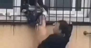 صيني أنقذ طفلاً من الموت ثم عاد إلى عمله فصار بطلاً.