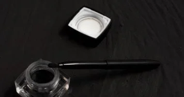 4 مكونات لصناعة الكحل الأسود في المنزل بتكلفة بسيطة