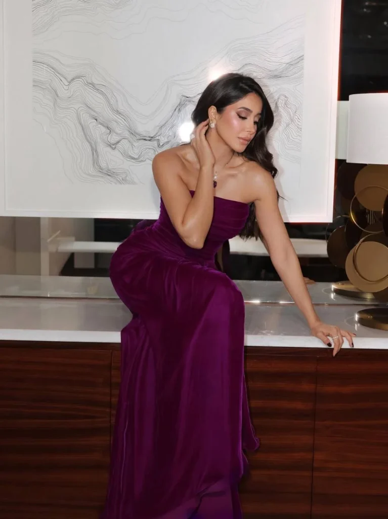 أسيل عمران تتألق بفستان بورغندي