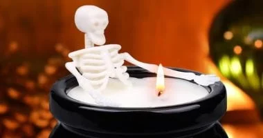 مخدة وفوطة ونعش: هدايا عيد الهالوين 2025