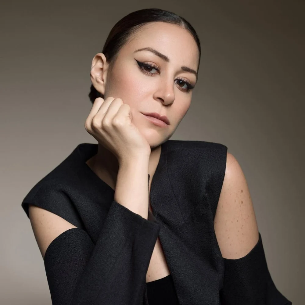 إطلالات العروس منة شلبي في المكياج والشعر للمرأة العصرية