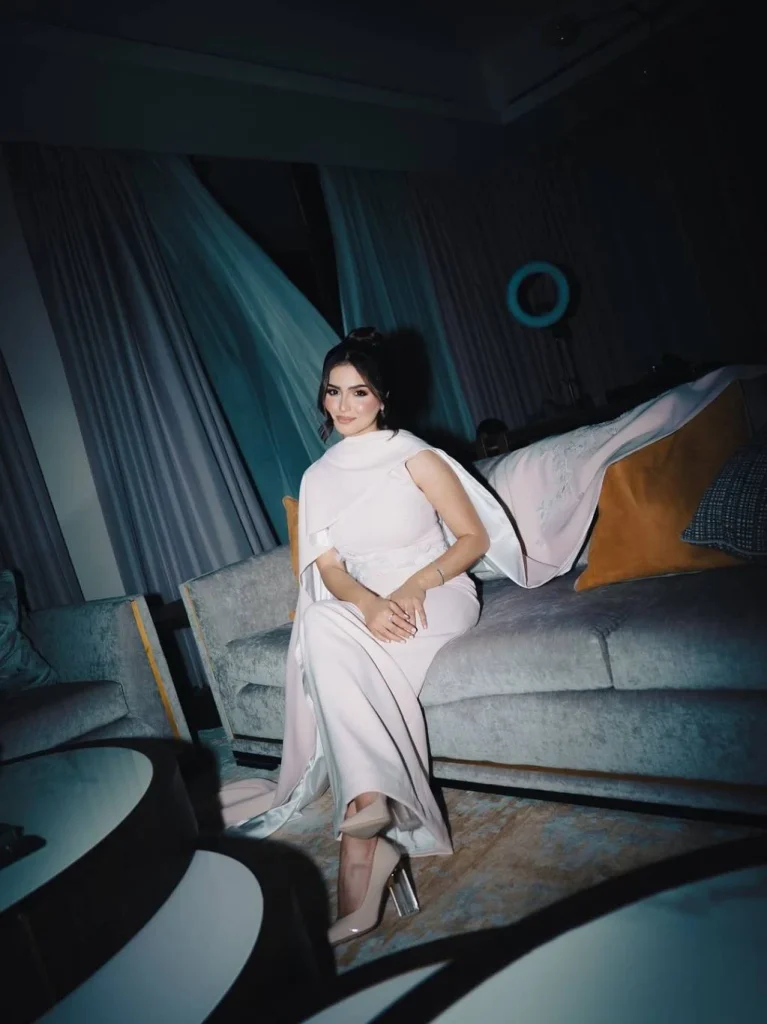 حلا الترك تتألق بفستان مطرز وكاب منسدل بأسلوب ملوكي وتصميم سعودي