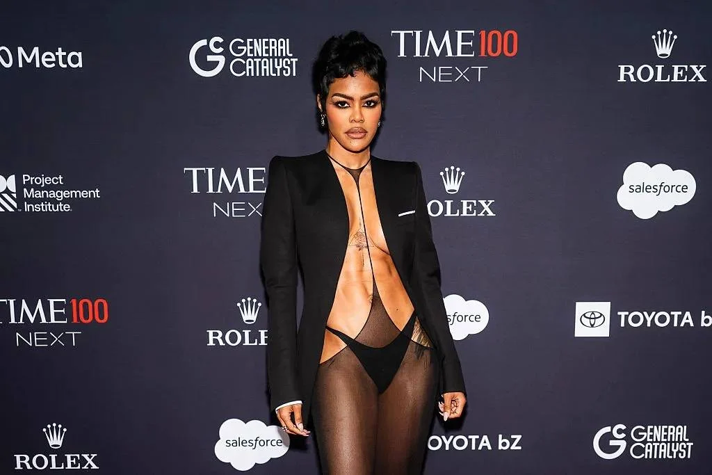 نجمات قائمة أفضل 100 من مجلة تايم يتنافسن بفساتين ذات فتحات