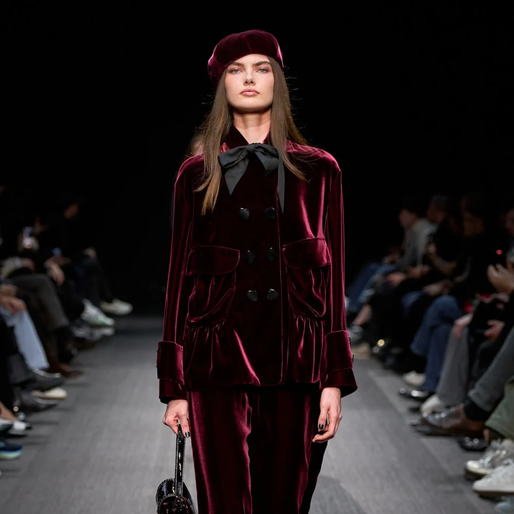 المخمل يعود بفخامة ودفء لخريف وشتاء 2025