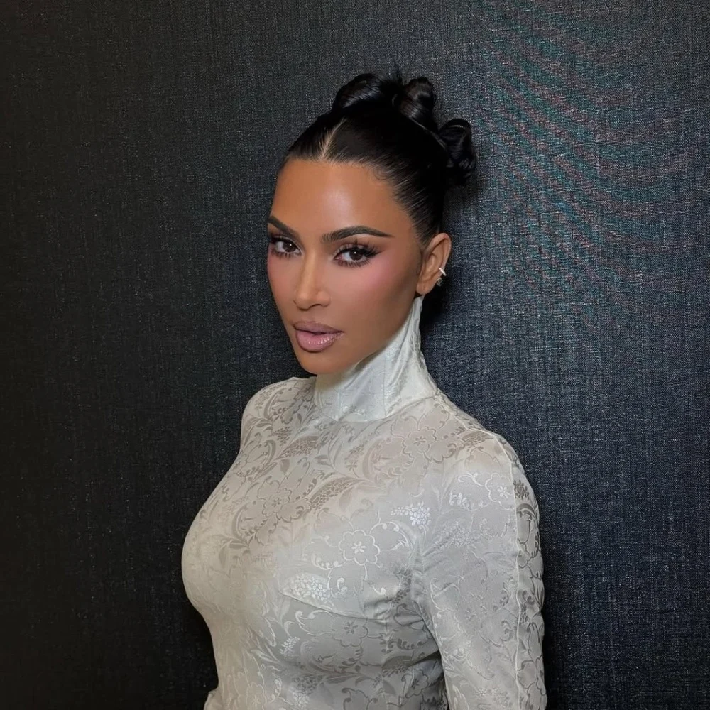 أحدث صيحات كيم كارداشيان في المكياج والشعر وخطواتها