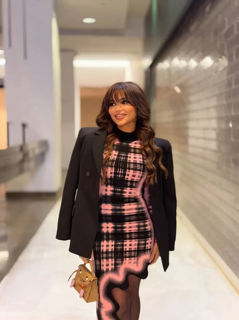 نهى نبيل تبرعت بتنسيق فستانها الضيق