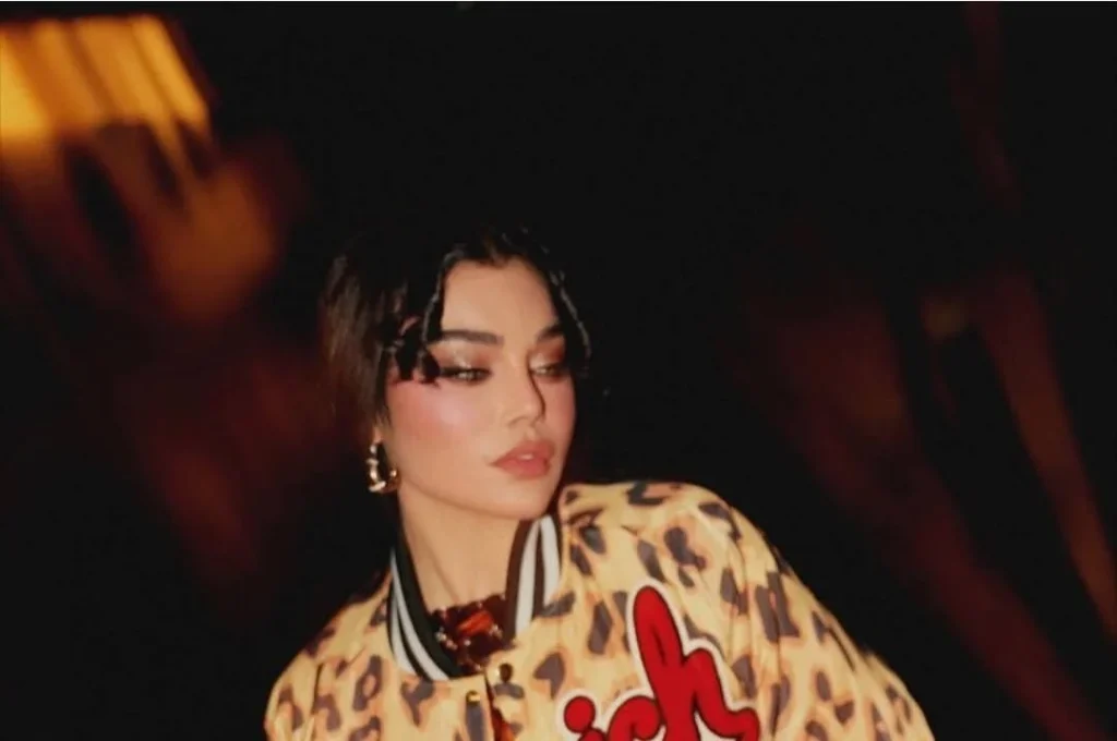 هيفاء وهبي تجذب الأنظار بتنورة قصيرة وجوارب طويلة