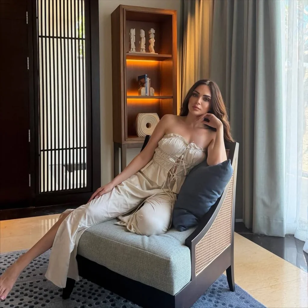 لينا دياب بإطلالة بوهو شيك جريئة من موضة الأربطة