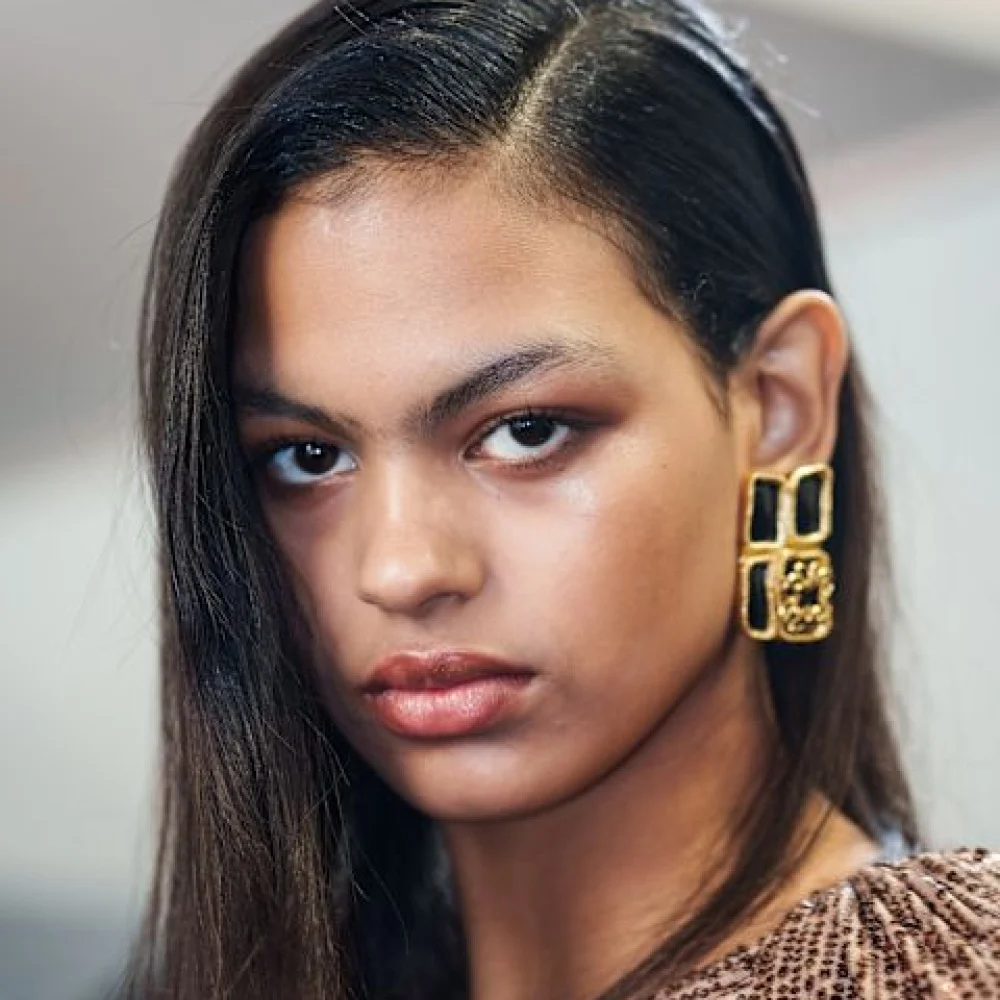 عطور نوفمبر للمرأة: دفء الفخامة في عبير لا يُنسى