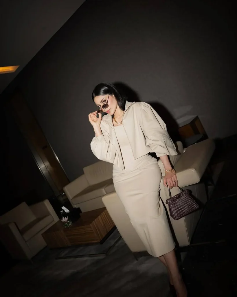 هنا الزاهد وإحدى الفنانات تختاران لون العين بأسلوبين مختلفين