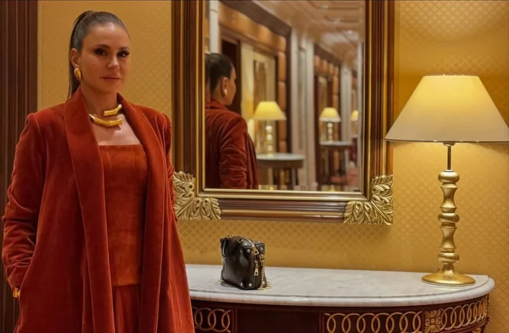 ديمة قندلفت تتألق بإطلالة مستوحاة من العباءة الشرقية ومجوهرات فاخرة