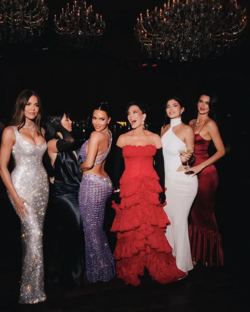 كريس جينر تعود كشابة ثلاثينية في عيدها السبعين