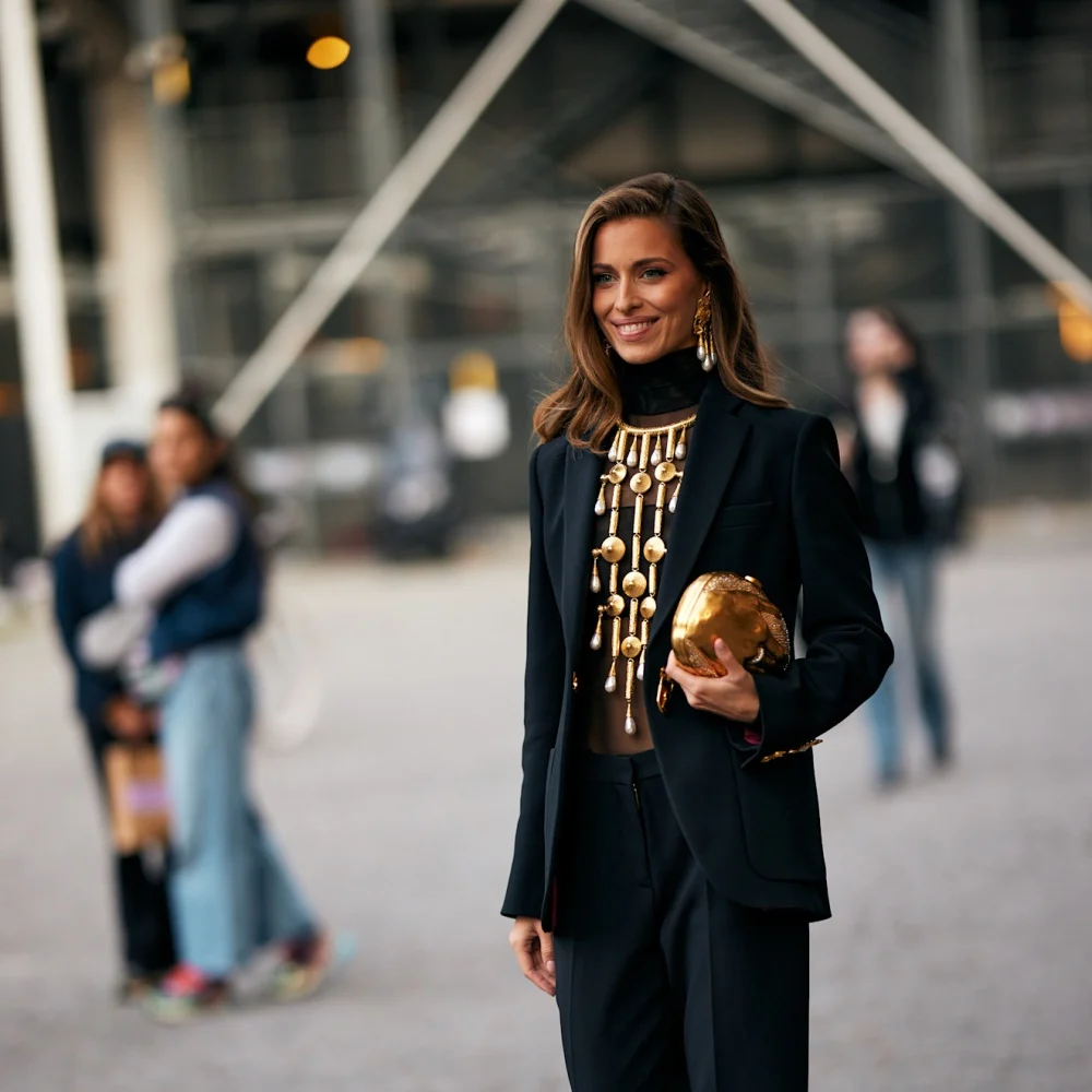 أسرار تنسيق ملابس الشتاء لإطلالة مرتبة مع منسقة أزياء