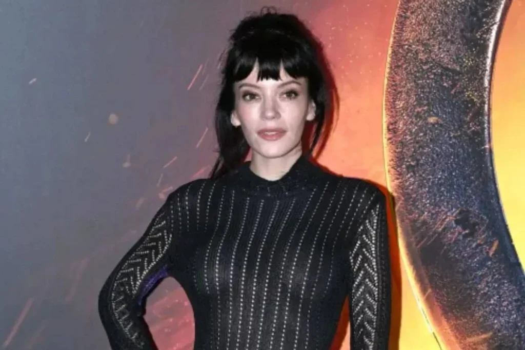 ليلي ألين تختار جرأة اللون الأسود بعد الأبيض