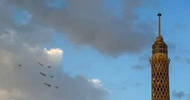 الطائرات الشراعية تزين سماء القاهرة في افتتاح مهرجان تلال الفسطاط الشتوى