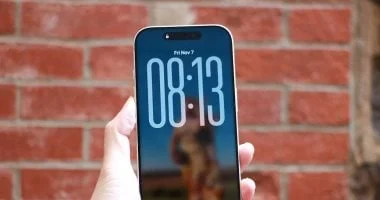 تمديد عرض الساعة على شاشة القفل في أيفون بنظام iOS 26
