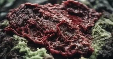 تفسير حلم أكل لحم فاسد: تحذير من العقل الباطن وخوف من الخيانة