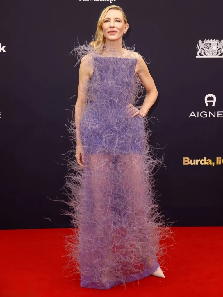 فستان كيت بلانشيت الشفاف المنحوت من أول ريش نباتي في العالم