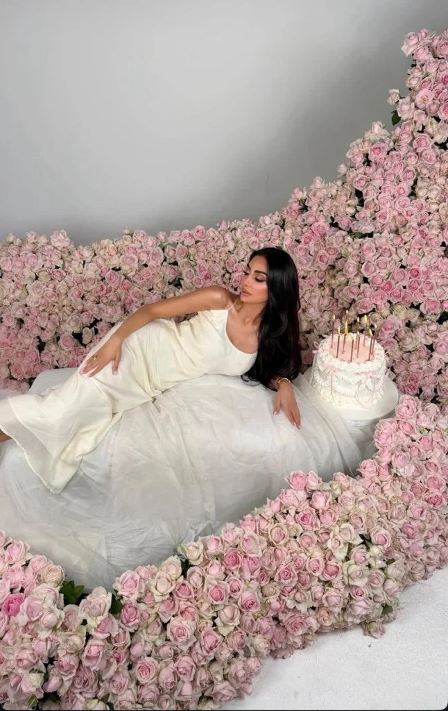 إطلالة نور الغندور في عيد ميلادها: نعومة الساتان وأناقة الحضور