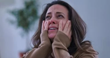 5 طرق طبيعية لتخفيف انتفاخ العين بعد البكاء