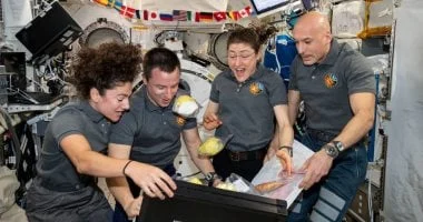 ماذا يأكل رواد الفضاء خارج الأرض وكيف يحضرون طعامهم؟