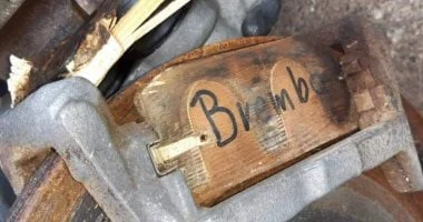 ألماني يكتشف فرامل خشبية في سيارة فارهة اشتراها من مزاد