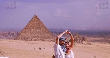 قلب وابتسامة ووعد بالبقاء والشاهد أهرامات الجيزة