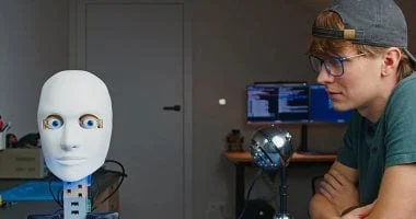 رأس روبوت مطبوع بتقنية الطباعة ثلاثية الأبعاد يتحدث مثل أرسطو