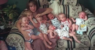 بوبى وكينى أمريكيان أنجبا 7 توائم ويحتفلان بعامهما 28 عامًا