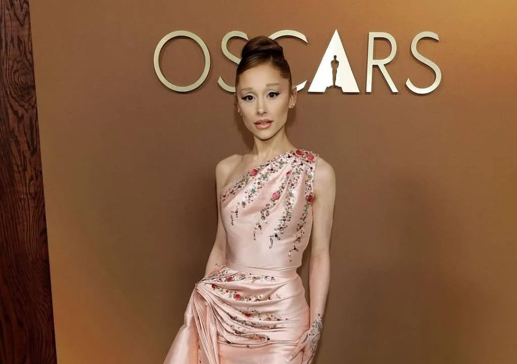 أريانا غراندي بفستان Dior مميز لخريف وشتاء 2007