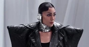 غادة عبد الرازق تثير السوشيال بجلسة تصوير.. موضة الأكتاف الكبيرة