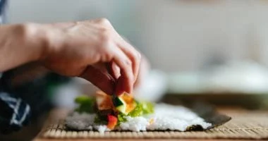 سوشي منزلي بخطوات سريعة وطعم لا يقاوم