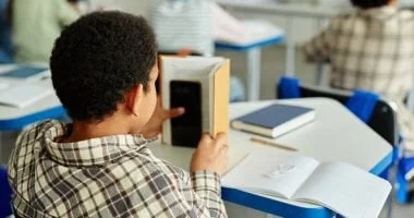 أب يستدعي الشرطة اعتراضا على منع الهواتف المحمولة في المدرسة