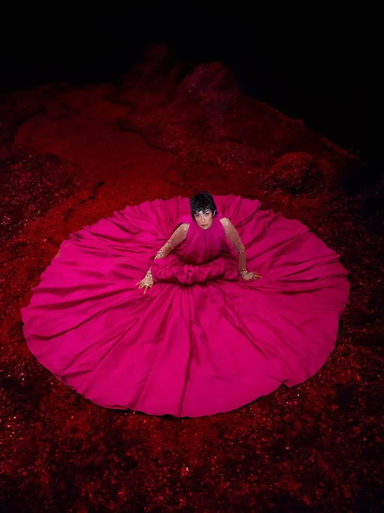 غادة عبد الرازق بإطلالة مسرحية بارزة