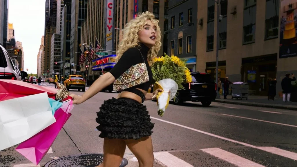 حقيبة VALENTINO GARAVANI DEVAIN: خفة وحرية جديدة