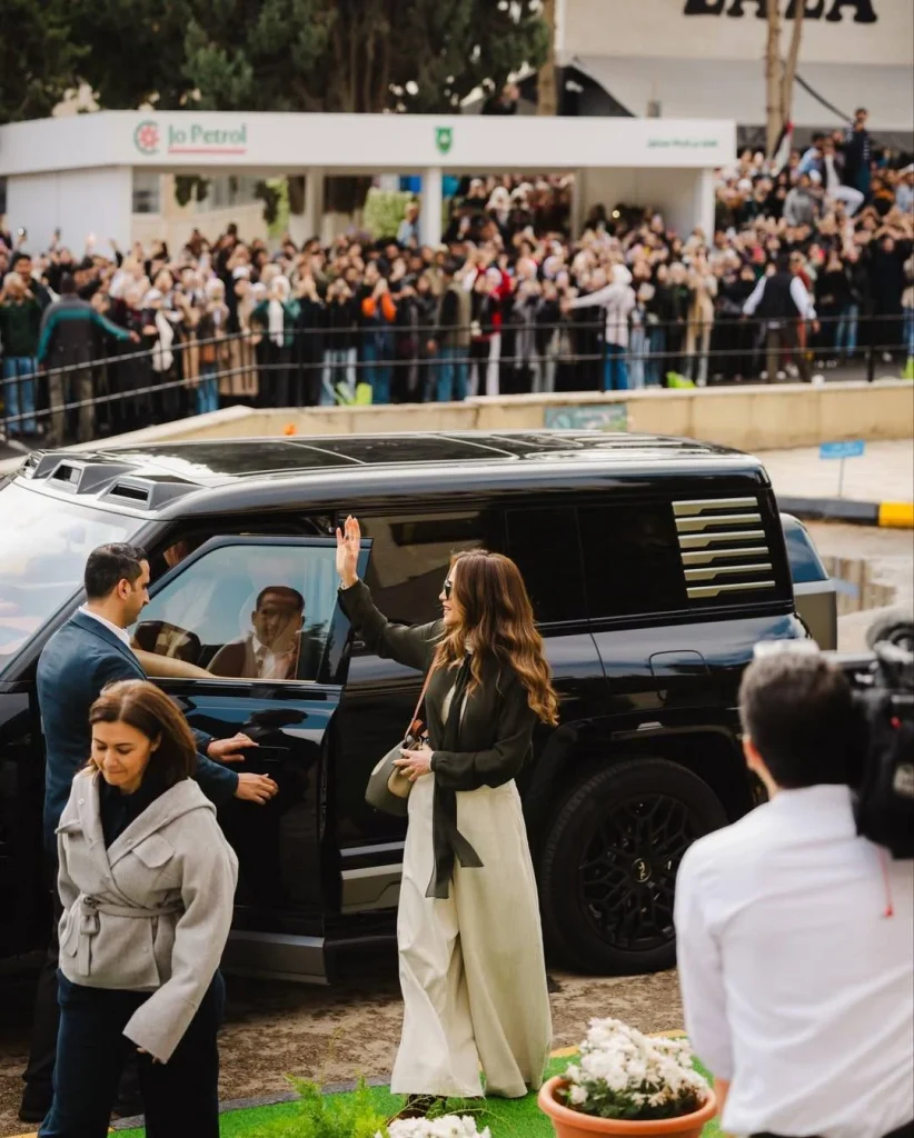 أناقة طبيعية: مظهر يجمع الكلاسيكية والعصرية