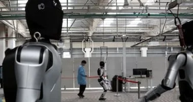 الصين تنشر روبوتات بشرية عند الحدود في تجربة لتوجيه المسافرين