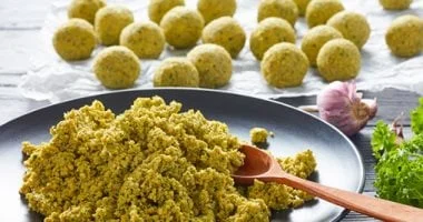 طريقة عمل عجينة الطعمية في المنزل بطعم يضاهي المطاعم